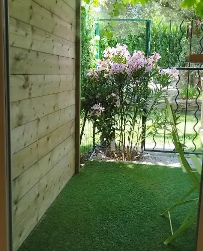 Le Cosy Joli F2 Proche Gare, Arenes Avec Terrasse Privee Apartment